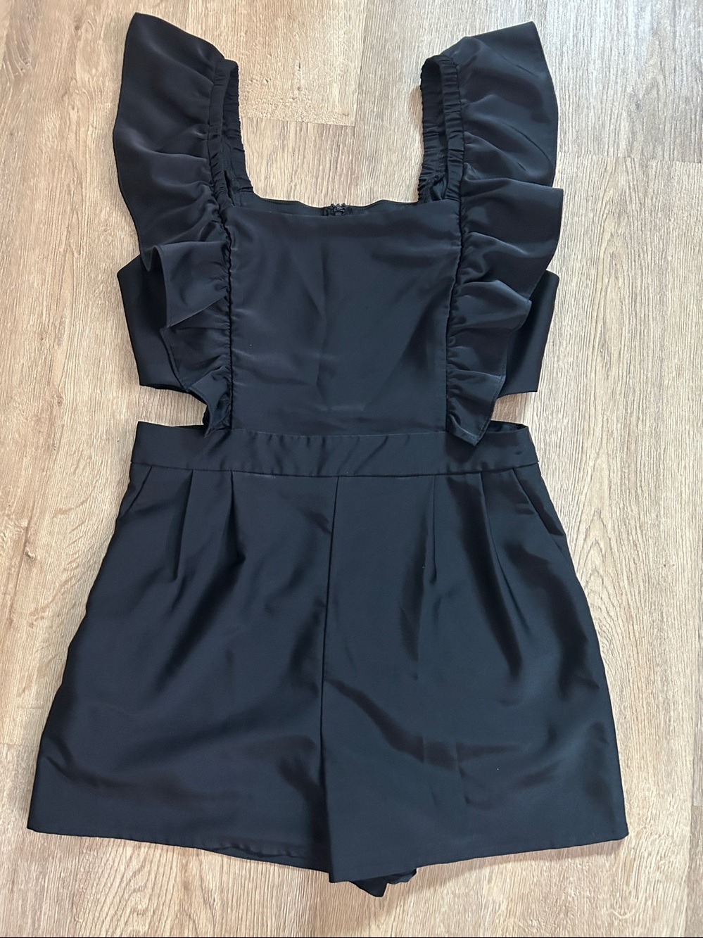 NWOT TCEC Black Ruffled Cut Out Waist Romper |Size Medium - Picture 12 of 16